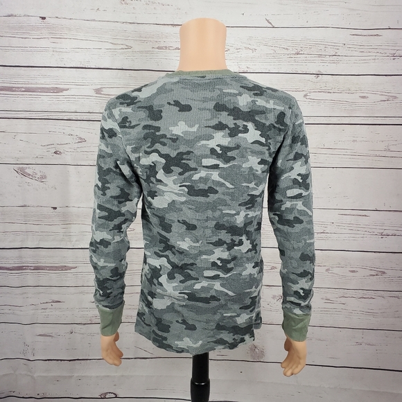 mens medium camouflage shirt ( 5 for $20 ) - Picture 5 of 7
